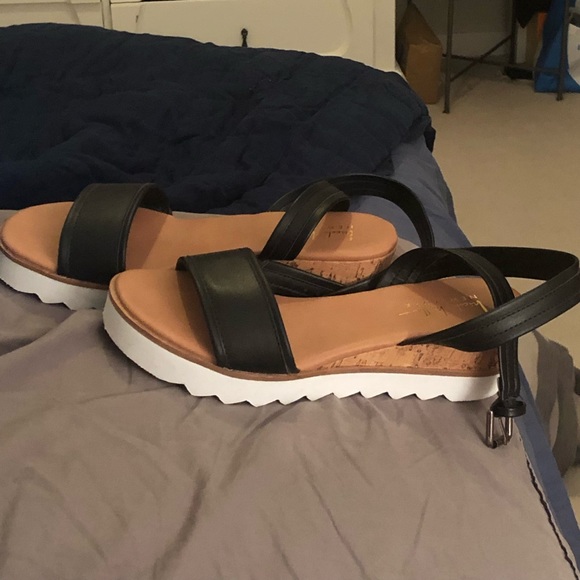 Nicole Miller Shoes - Nicole Miller New York Platform Shoes black leather straps size 6 1/2